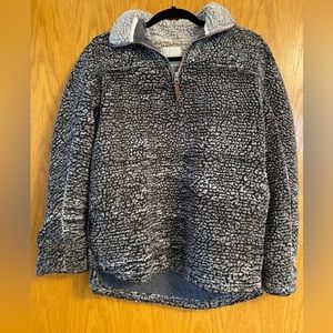 Fuzzy sweatshirt with lining.